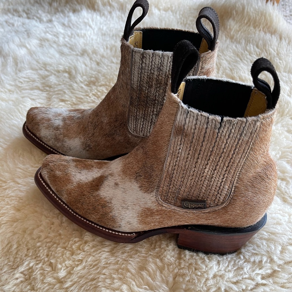 Stiefeld western cowhide ankle booties